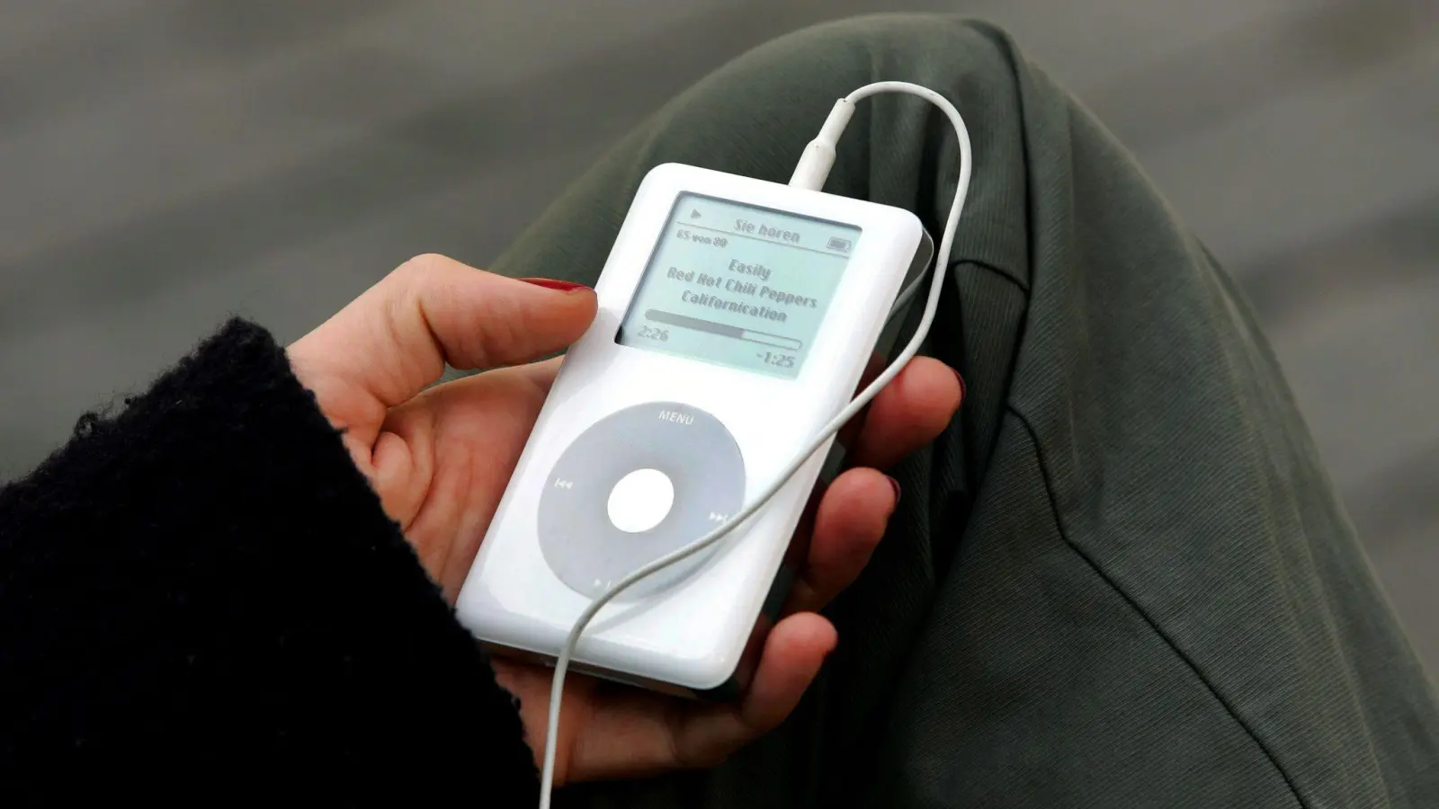 Mit 1.000 Songs auf einer Festplatte ließ der iPod ganze Musiksammlungen mitnehmen. (Archivbild) (Foto: picture alliance / dpa)