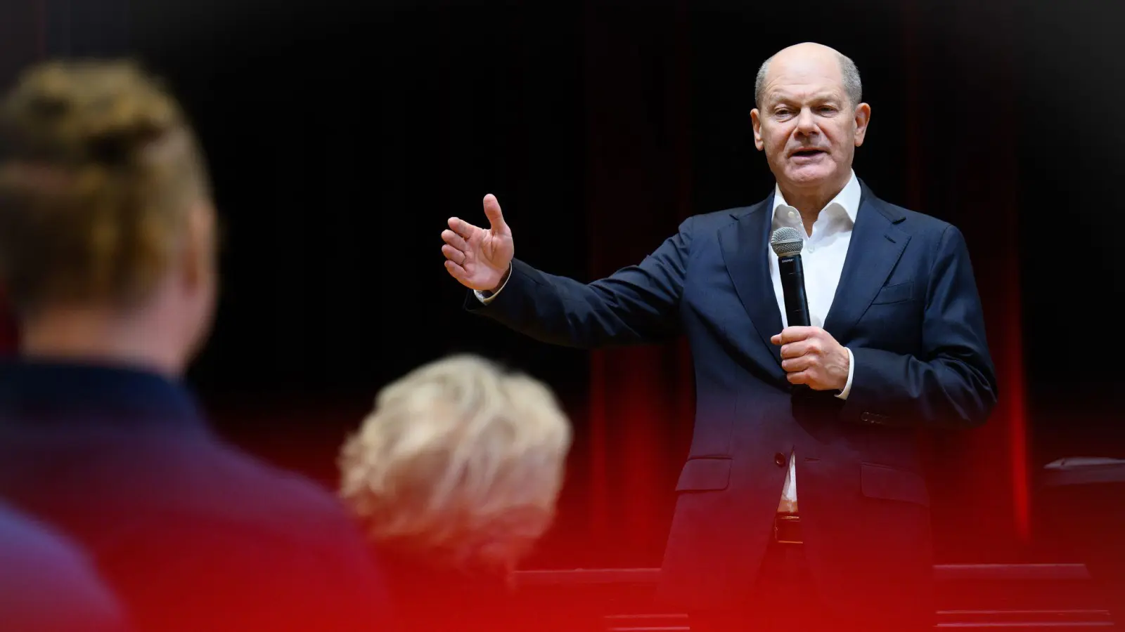 Kanzler Scholz beantwortet im Wahlkampf Fragen der Bürger, wie hier in der Stadt Ludwigsfelde, die zu seinem Wahlkreis gehört.  (Foto: Bernd von Jutrczenka/dpa)