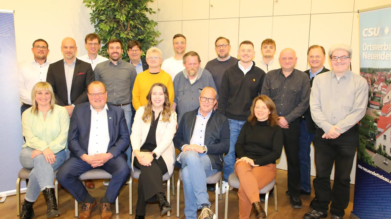 Die CSU Neuendettelsau hat ihre Kandidatinnen und Kandidaten für den Gemeinderat nominiert. Theresa Korn (vorne, Mitte) bewirbt sich um das Amt der Bürgermeisterin. (Foto: Alexander Biernoth)