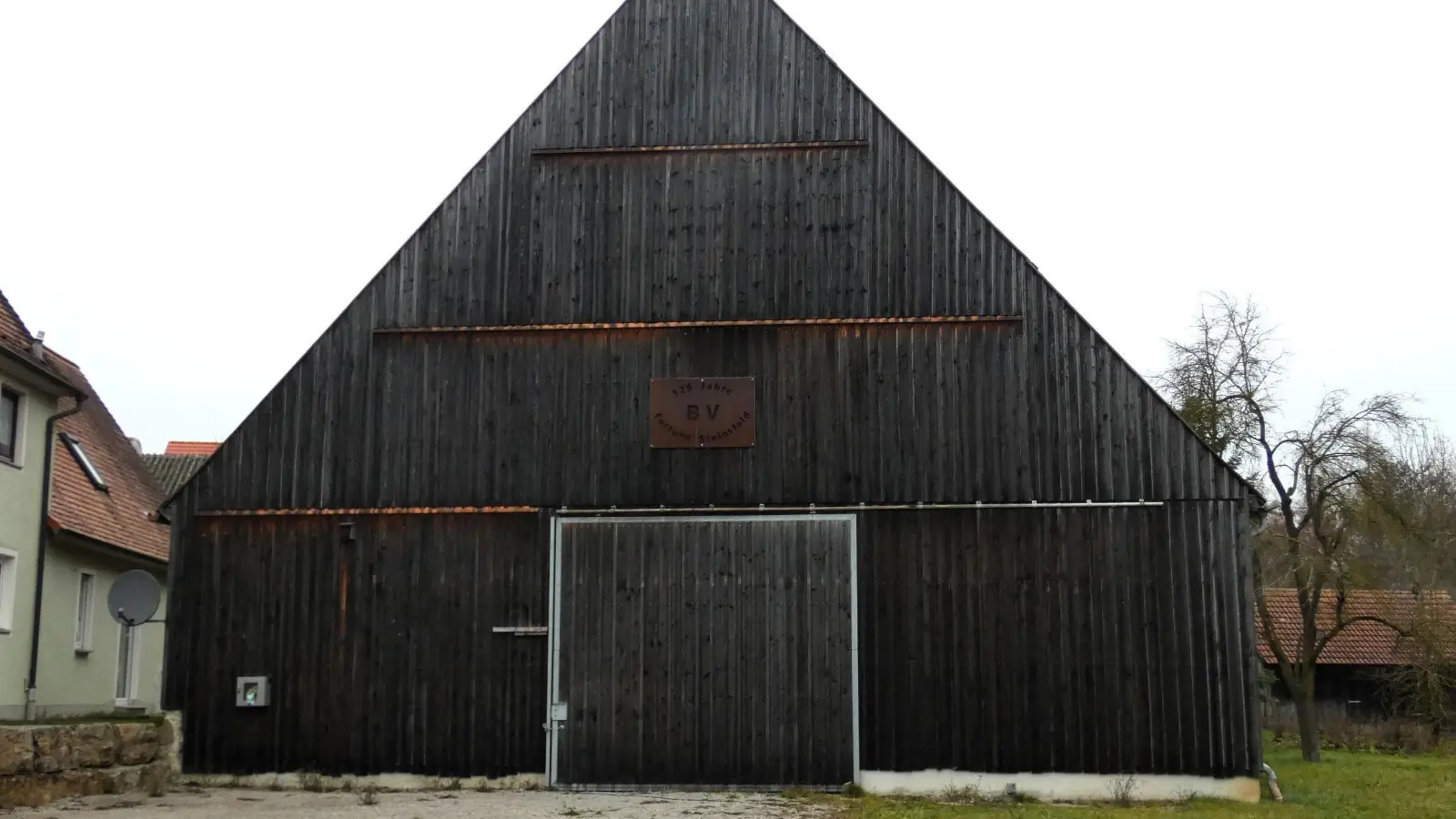 Aus der von der Gemeinde erworbenen Scheune soll ein Dorfgemeinschaftshaus werden. Ob das Projekt weiterverfolgt wird, soll nun per Bürgerentscheid geklärt werden. (Archivbild: Karl-Heinz Gisbertz)