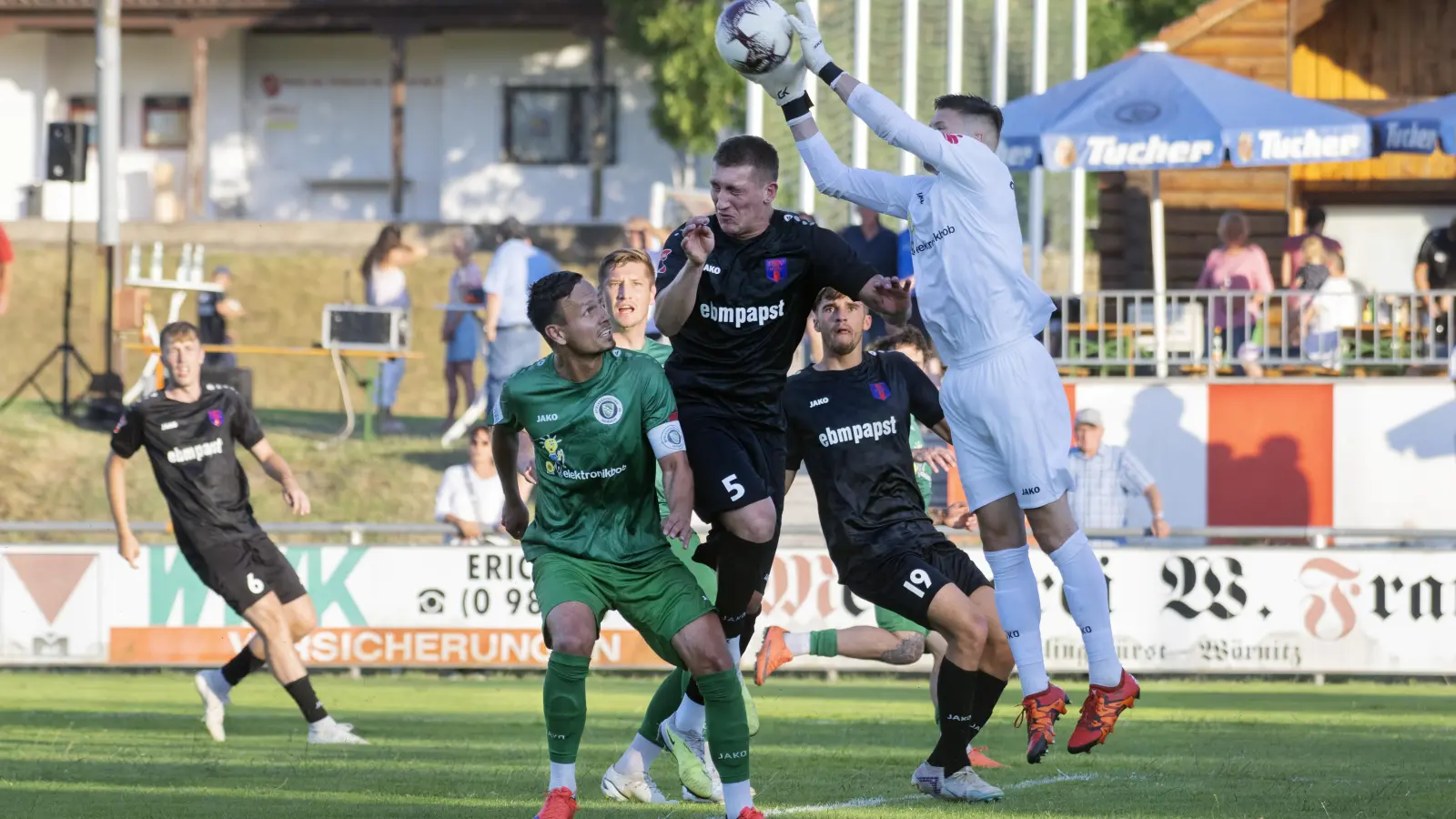 Entschlossen zugepackt: Die Ansbacher Abwehr um Torhüter Sebastian Heid (in Weiß, ganz links Kapitän Tobias Dietrich) zeigte im Testspiel gegen den FSV Hollenbach (Nummer 5 Arne Schülke, Nummer 19 Marius Uhl) eine starke Leistung. (Foto: Martin Rügner)