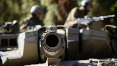 Israelische Soldaten auf einem Panzer an der Grenze zum Libanon (Archivbild) (Foto: Ayal Margolin/Jini via XinHua/dpa)