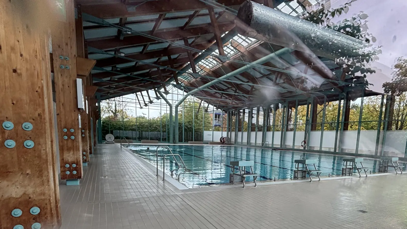 Das Bad Windsheimer Hallenbad kann aktuell nicht für Schwimmkurse genutzt werden, weil der Hubboden defekt ist. Dennoch verweigerte der Kreisausschuss einen Zuschuss zu den Reparaturkosten.  (Foto: Selina Ceker)