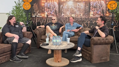 Festivalgründer Achim Ostertag, Peter Koller, früherer Leiter der städtischen Bauverwaltung, und OB Dr. Christoph Hammer (von links) erinnerten sich auf dem Sofa im Pressezelt an die Anfänge des Metal-Open-Airs in Dinkelsbühl. Es moderierte Kai Hummel von Silverdust (rechts). (Foto: Markus Weinzierl)