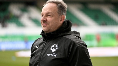 Alexander Zorniger, Trainer von Greuther Fürth, vor dem Spiel. (Foto: Jens Niering/dpa)