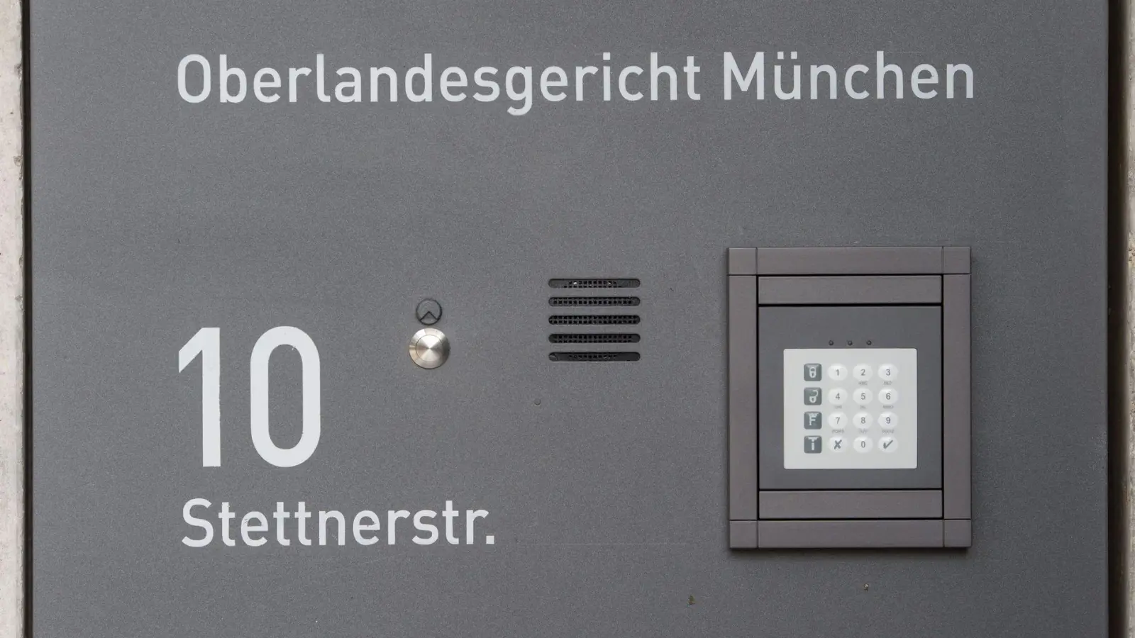 Verhandelt wurde im Hochsicherheitsgerichtssaal der Justizvollzugsanstalt München-Stadelheim nur rund 10 Minuten lang. (Archivbild) (Foto: Tobias Hase/dpa)