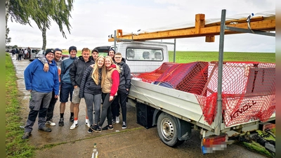 Mit einer Top-Ausstattung steuerte diese Gruppe aus dem Raum Gunzenhausen das Campingareal an. Auf der Ladefläche des Klein-Lkw fand sogar eine Kühltruhe Platz. (Foto: Jürgen Binder)