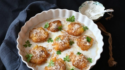 Zusammendrücken erlaubt: Gequetscht werden die Kartoffeln im Ofen zu knusprigen Talern. (Foto: Julia Uehren/loeffelgenuss.de/dpa-tmn)