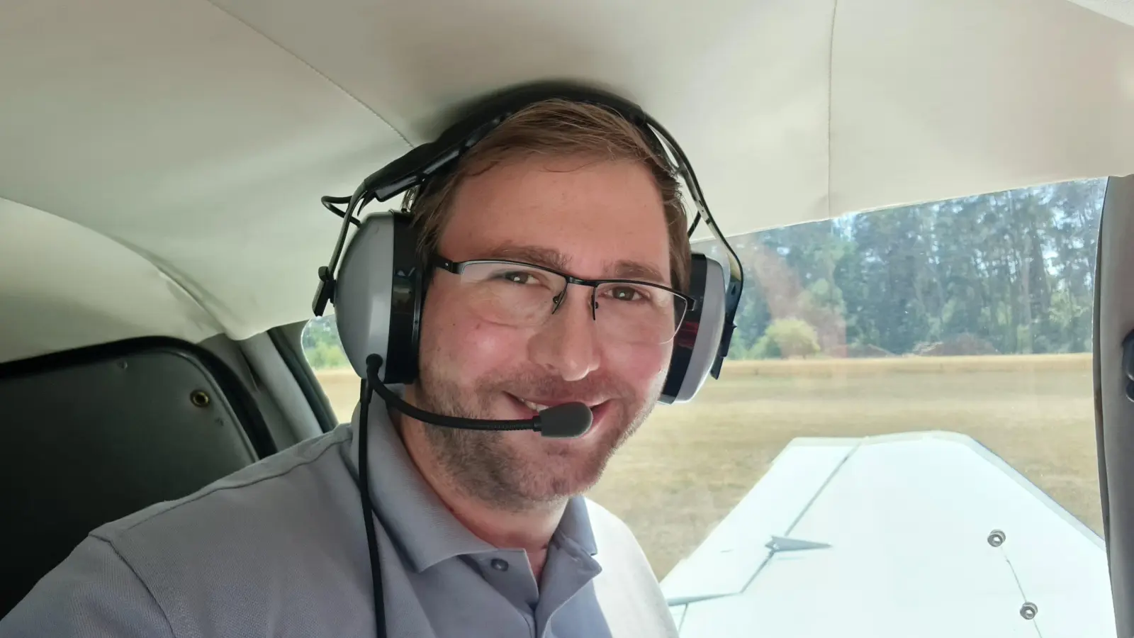 Tobias Wiesen Neuhof wirkt als ausgebildeter Luftbeobachter. Er und seine Kollegen suchen etwa Waldgebiete aus der Luft auf mögliche Brandgefahren ab. Gestartet wird vom Flugplatz Ansbach. (Foto: Selfie/Tobias Wiesen)