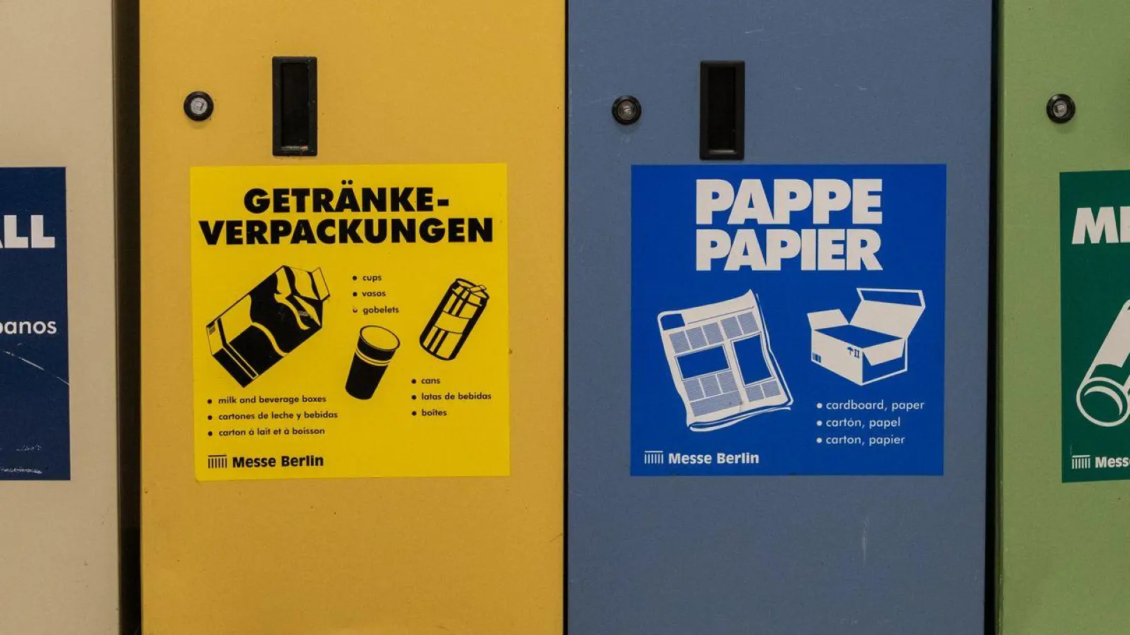 Papier und Pappe gehören in die Blaue Tonne, logisch. Doch was ist mit Kassenbons, beschichtetem Papier oder Hygieneartikeln? Und dürfen Trinkgläser ins Altglas? (Foto: Zacharie Scheurer/dpa-tmn)