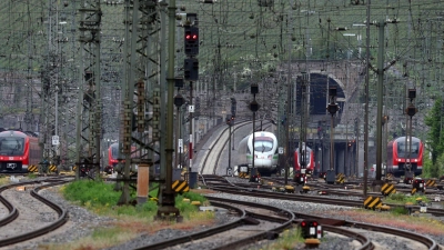 Der Schienenpersonennahverkehr in Bayern boomt wie nie: Fast zwölf Milliarden Kilometer legten die Fahrgäste im vergangenen Jahr in den bayerischen Zügen zurück. (Symbolbild) (Foto: Karl-Josef Hildenbrand/dpa)