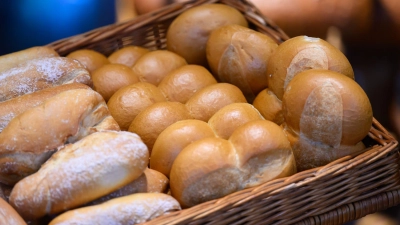 Verbraucher kaufen Brot und Brötchen heute vielfach nicht mehr beim klassischen Bäcker, sondern im Supermarkt. (Archivbild) (Foto: Robert Michael/dpa)