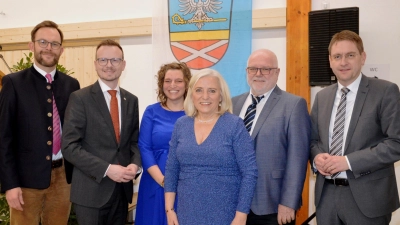 Verabschiedung für Edith Stumpf (Dritte von rechts) nach über 30-jähriger kommunalpolitischer Karriere. VG-Vorsitzender Michael Sommer, Bezirkstagspräsident Peter Daniel Forster und Tochter Irina Stumpf (von links) wohnten dem Festakt ebenso bei wie Landrat Dr. Jürgen Ludwig und Ehemann Roland Stumpf (von rechts). (Foto: Peter Tippl)