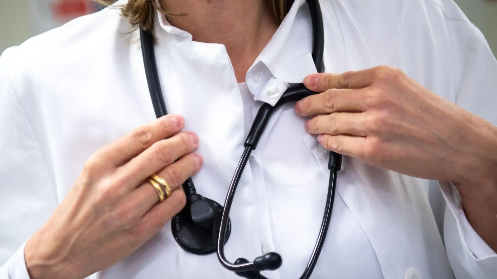 In Bayern gibt es erstmals mehr Ärztinnen als Ärzte. (Symbolbild) (Foto: Monika Skolimowska/dpa-Zentralbild/dpa)