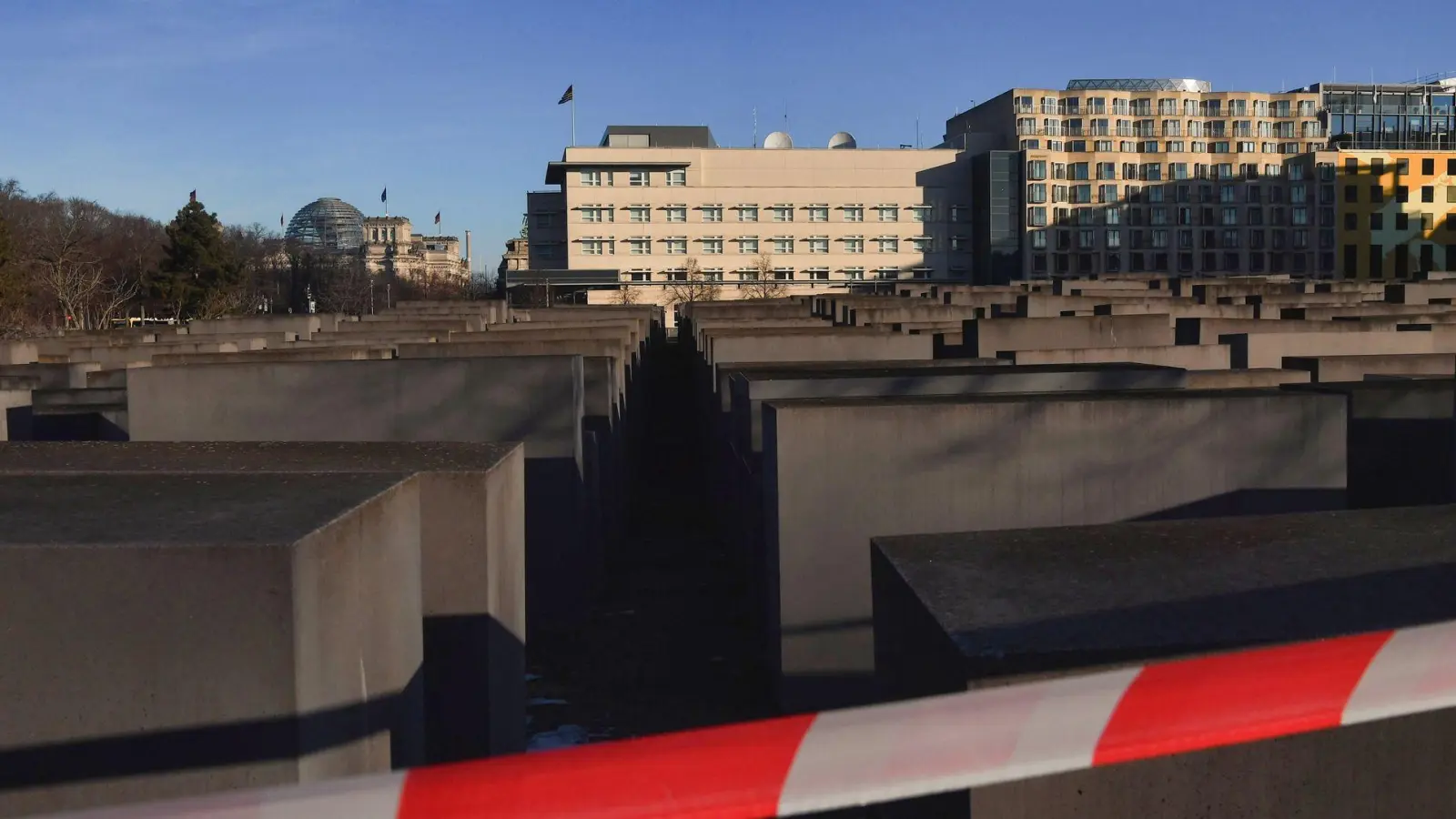  Die Bundesanwaltschaft hat die Ermittlungen zu einer Messerattacke am Holocaust-Denkmal übernommen.  (Foto: Paul Zinken/dpa)