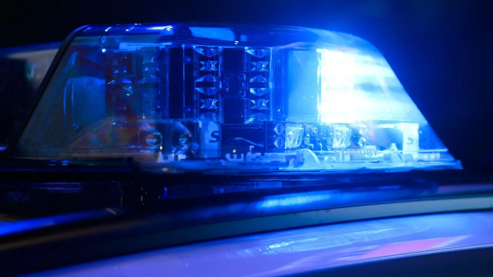 Aus ungeklärter Ursache streift der Wagen eines 36-Jährigen ein Streufahrzeug und gerät ins Schleudern. (Symbolbild) (Foto: Julian Stratenschulte/dpa)