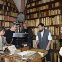 Martin Frenkler, Pfarrer im Ruhestand (Bildmitte) betätigte sich im Anschluss an seine Amtseinführung in der Bibliothek bereits als Erklärer für den Neustädter Bücherschatz.  (Foto: Patrick Lauer)