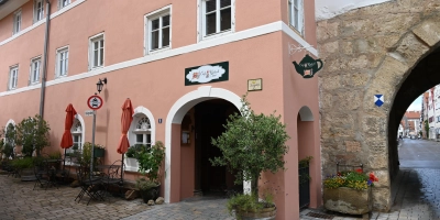 Das Café Ratsch am Königstor in Oettingen muss eine neue Leitung bekommen, entschied das Bistum Eichstätt. Der Herrieder Pfarrvikar darf dort aber noch Gäste bedienen und seelsorgerliche Gespräche führen. (Foto: Manfred Blendinger)