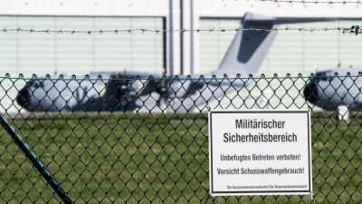 In der Nähe des Luftwaffen-Stützpunkts Wunstorf wurde mitte September eine Drohne gefunden. (Archivbild)  (Foto: Julian Stratenschulte/dpa)