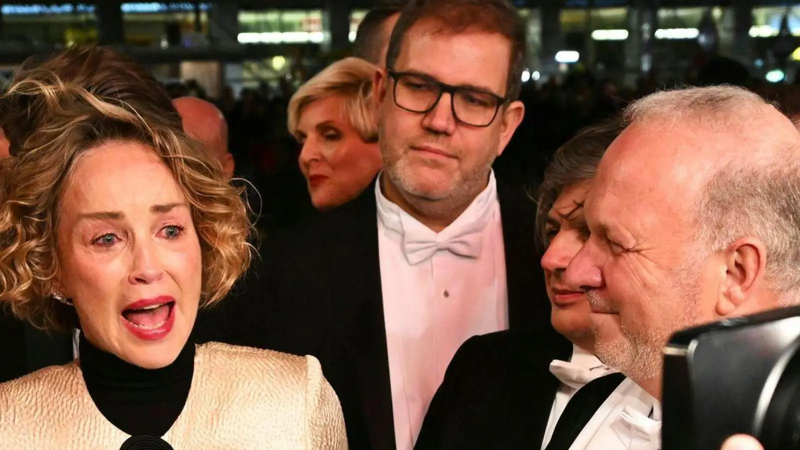 Bei Sharon Stone flossen am roten Teppich ein paar Tränen. (Foto: Helmut Fohringer/APA/dpa)