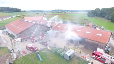 Durch eine Nebelmaschine wurde der Scheunenbrand auf dem Anwesen Schreinermühle bei Rauenzell realitätsnah simuliert. (Foto: Feuerwehr Rauenzell)