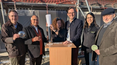 Füllten die Zeitkapsel (von links): Landrat Dr. Jürgen Ludwig, Pater Thomas Madavana, Dorfvereinsvorsitzende Julia Fälschle, Bürgermeister Michael Sommer, Geschäftsführerin Christine Manz (Firma Taglieber) und Abteilungsleiter Ingo Steinbrecher (ALE). (Foto: Friedrich Zinnecker)