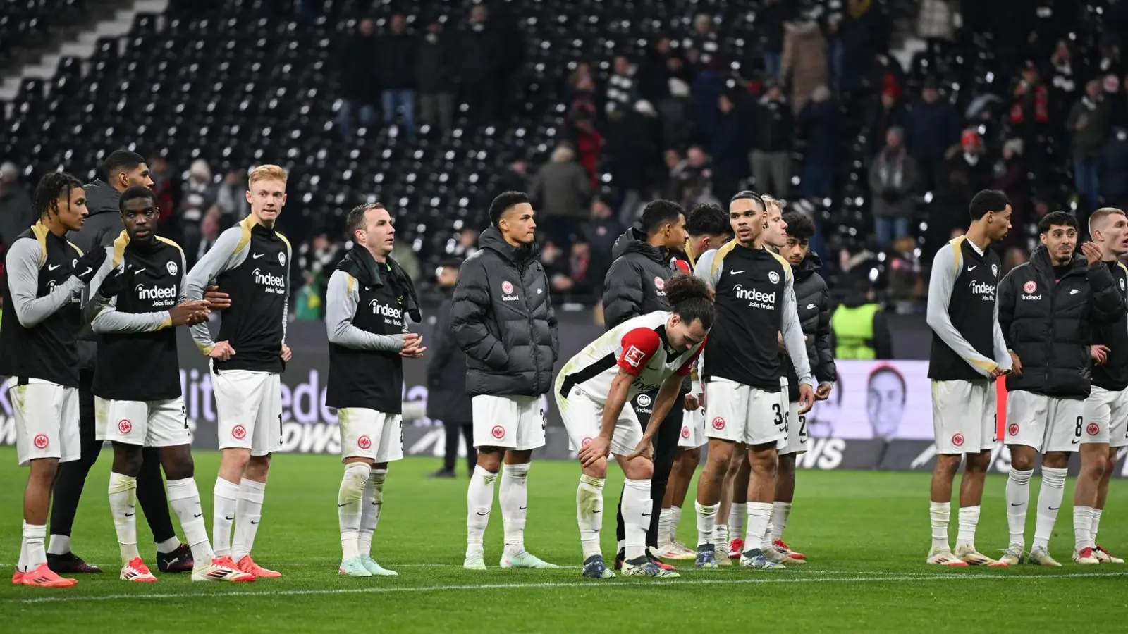 Eintracht Frankfurt muss voraussichtlich mehrere Wochen auf Nationalspieler Robin Koch verzichten. (Foto: Arne Dedert/dpa)