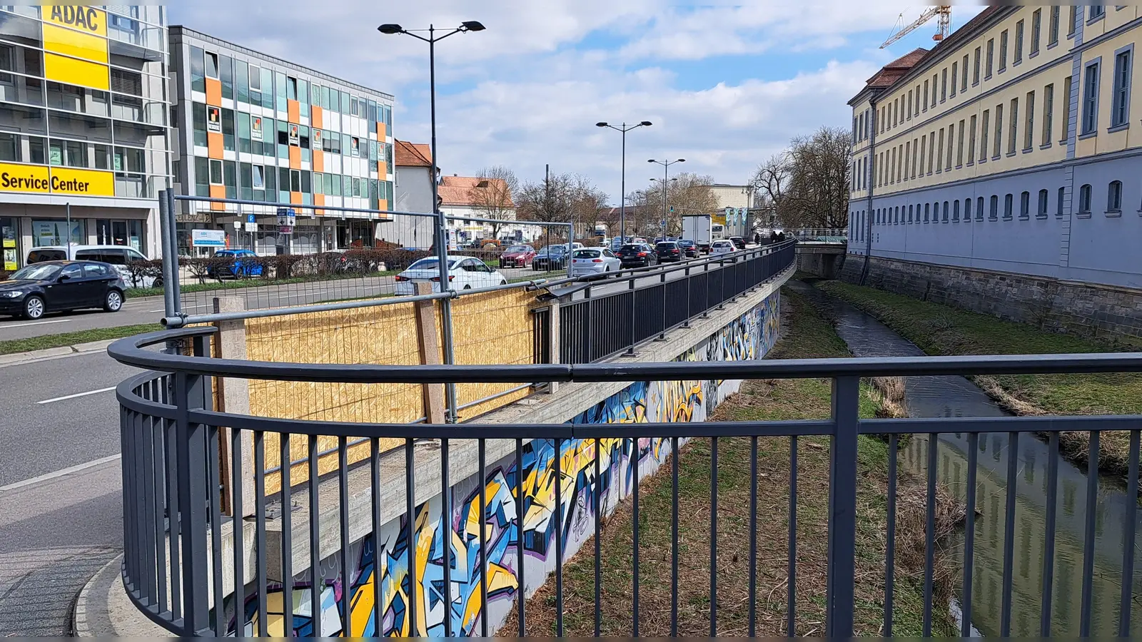 Seit dem Unfall ist das Geländer zur Rezat notdürftig gesichert. Den Auftrag für die Reparatur hat die Stadt Ansbach im Februar vergeben. (Foto: Florian Schwab)