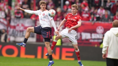 Luca Raimund (Fortuna Düsseldorf,l.) und Mika Haas (1. FC Kaiserslautern) kämpfen um den Ball. (Foto: Thomas Frey/dpa)