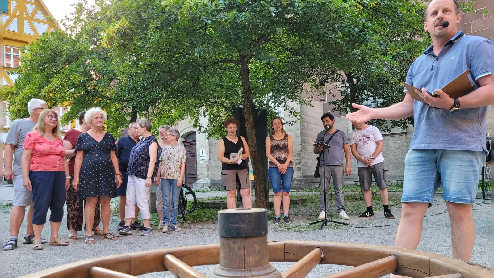 Das Ensemble bei den Proben. Volker Goller (rechts) übernimmt die Rolle des dritten Altgesellen der Wagnerzunft. (Foto: Nina Daebel)