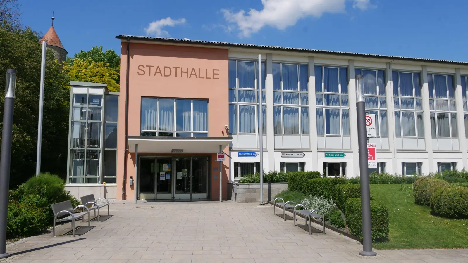 In der Uffenheimer Stadthalle gibt es Mängel beim Brandschutz. Jetzt muss die Stadt für rund 100.000 Euro nachbessern. (Foto: Ulli Ganter)