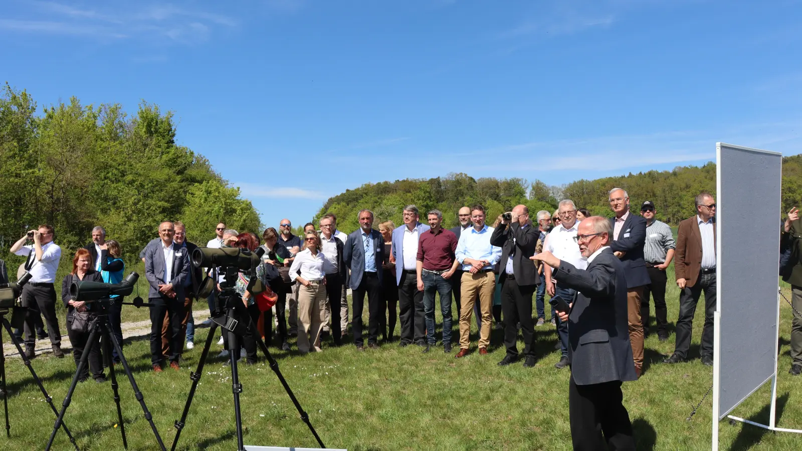Projektleiter Dietmar Herold (im Vordergrund rechts) erläuterte bei einer Exkursion im Rahmen der Auftaktveranstaltung die Situation und die geplanten Maßnahmen. (Foto: Thomas Schaller)