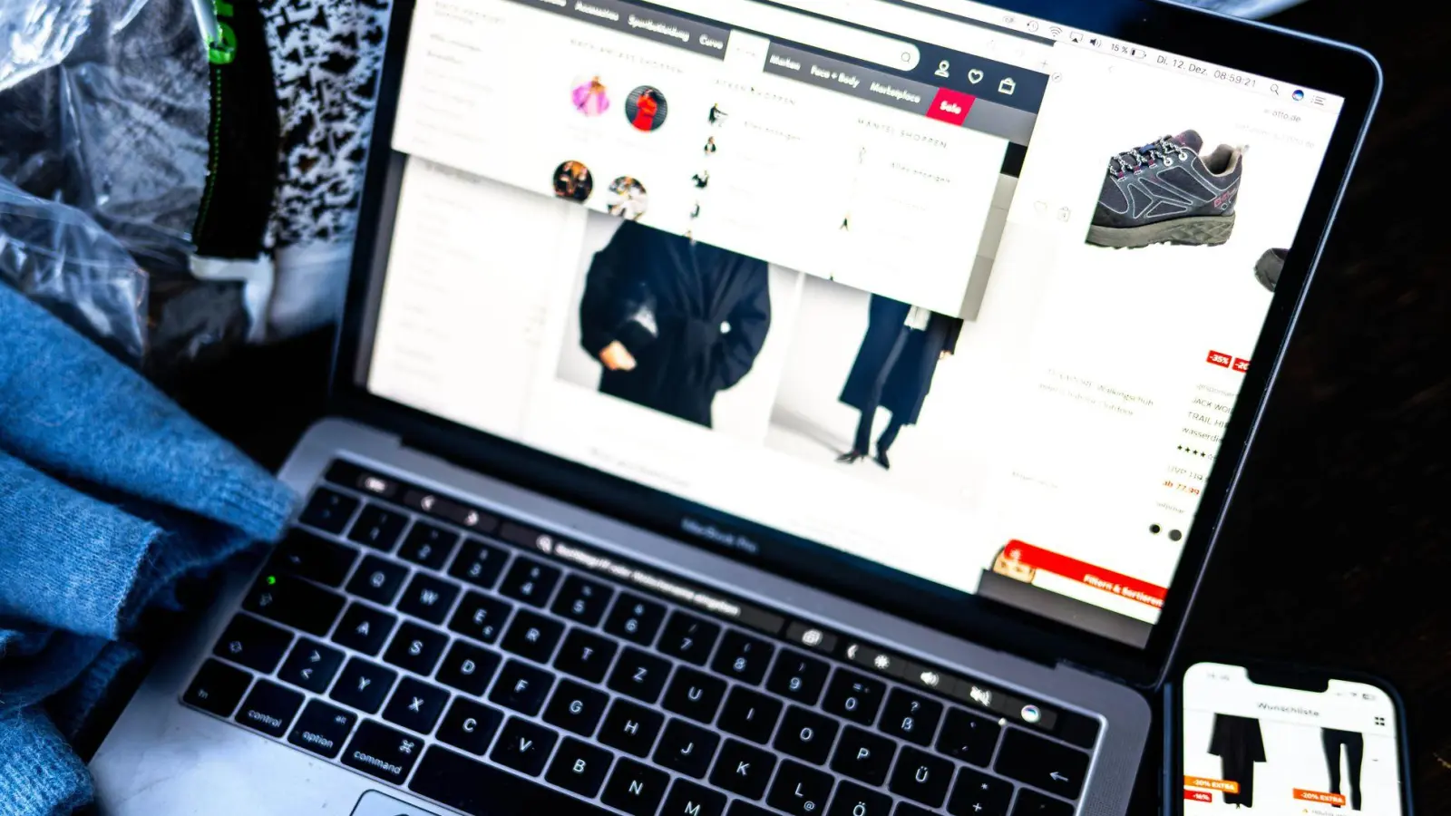 Bestellungen aus Ländern außerhalb der EU werden durch neue Zollgebühren spürbar teurer, was Käuferinnen und Käufer beim nächsten Online-Einkauf direkt im Geldbeutel trifft.  (Foto: Sina Schuldt/dpa/dpa-tmn)