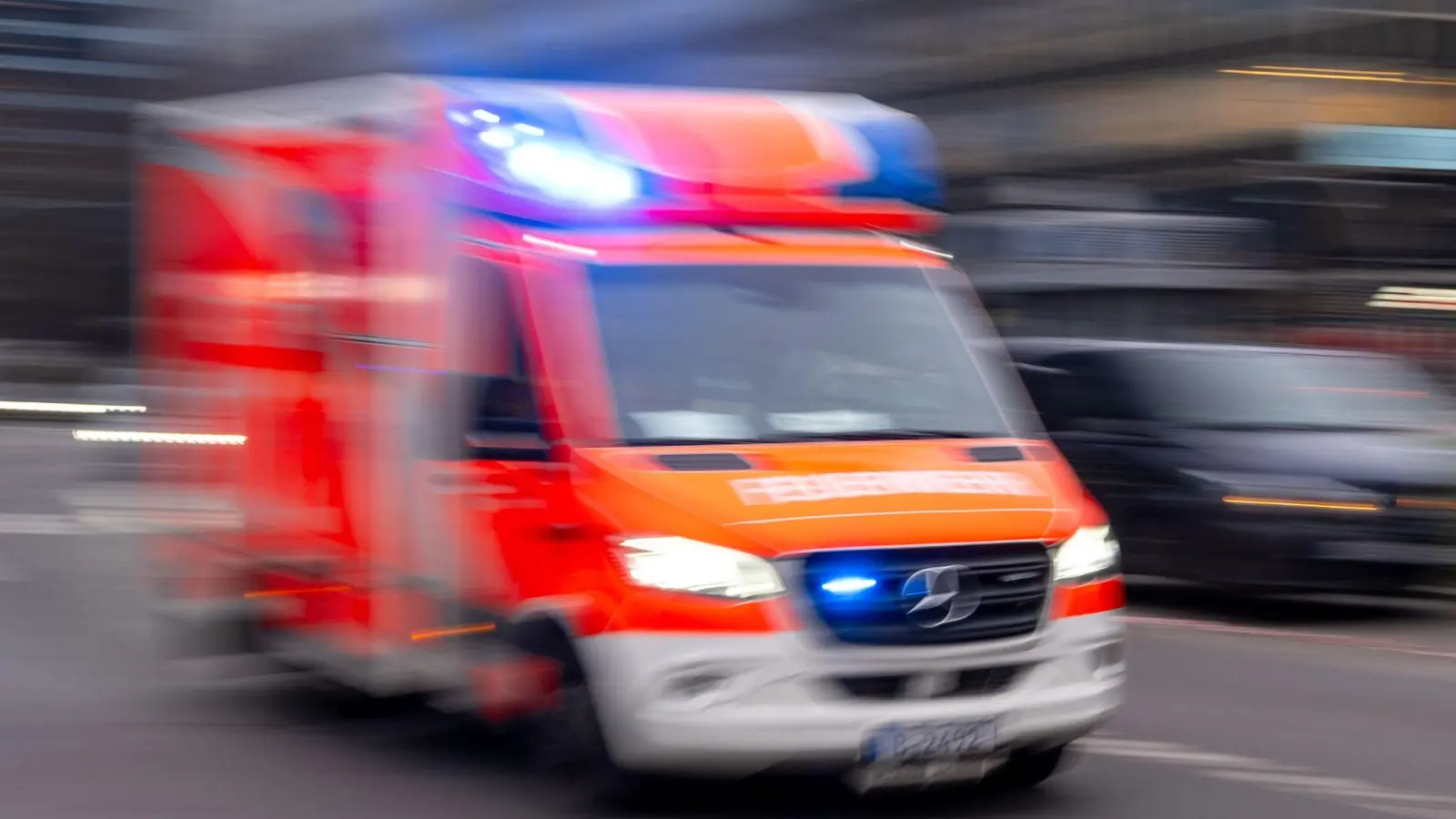 Der verletzte Pedelecfahrer wurde ins Krankenhaus gebracht. (Symbolbild)  (Foto: Monika Skolimowska/dpa)