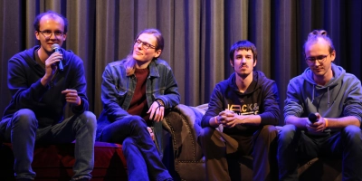 Sprachen beim dritten Beyond-Filmfestival im KulturKino Feuchtwangen (von links): die Filmemacher Oliver Tomandl, Jonas Thurn, Felix Weinmann und Sebastian Rathgeber. (Foto: Martina Kramer)