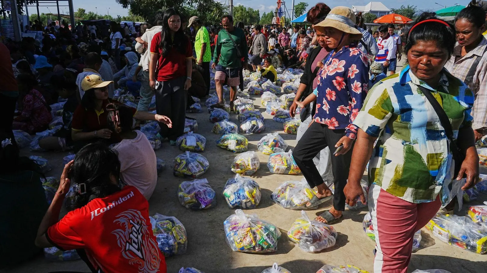 Mehr als 500.000 Personen auf beiden Seiten des Grenzkonflikts wurden durch die Gefechte in die Flucht gedrängt. Hier warten Evakuierte in der Provinzstadt Banteay Menchey in Kambodscha auf eine Spende von einer lokalen Wohltätigkeitsorganisation. (Foto: Heng Sinith/AP/dpa)