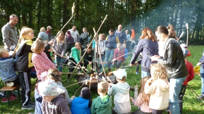 Rund um das Lagerfeuer versammelten sich die angehenden Pfadfinder – diesmal neben den Gruppenleitern auch noch von den Eltern unterstützt. (Foto: Martina Hinkelmann)