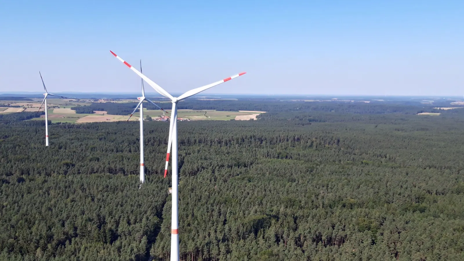 Mitten im Birkenfelser Forst wurde ein Bürgerwindpark als Gemeinschaftsprojekt der kommunalen Allianz NorA verwirklicht. Der Spatenstich erfolgte im Mai 2015. (Foto: Andrea Walke)