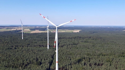 Mitten im Birkenfelser Forst wurde ein Bürgerwindpark als Gemeinschaftsprojekt der kommunalen Allianz NorA verwirklicht. Er könnte nun als Vorbild für einen weiteren Windpark dienen. (Foto: Andrea Walke)