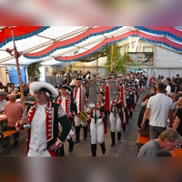 Beim Einzug der Festgesellschaft ins Festzelt marschierte der Spielmannszug Feuchtwangen vorneweg. (Foto: Werner Wenk)