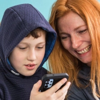 Eltern als Vorbilder: Achtsames Begleiten und klare Regeln schaffen eine sichere Basis für den Umgang mit digitalen Medien. (Foto: Christin Klose/dpa Themendienst/dpa-tmn)