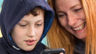 Eltern als Vorbilder: Achtsames Begleiten und klare Regeln schaffen eine sichere Basis für den Umgang mit digitalen Medien. (Foto: Christin Klose/dpa Themendienst/dpa-tmn)
