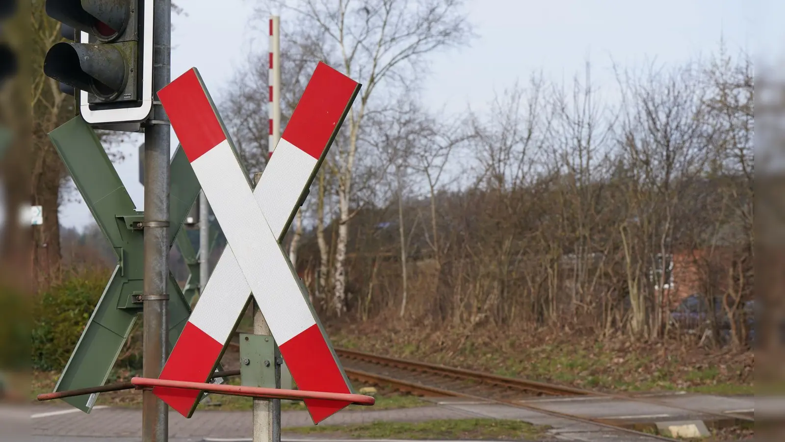 Die Ampel ist rot, Bundespolizisten sperren den Bahnübergang: Doch die Frau läuft los. (Symbolbild) (Foto: Marcus Brandt/dpa)