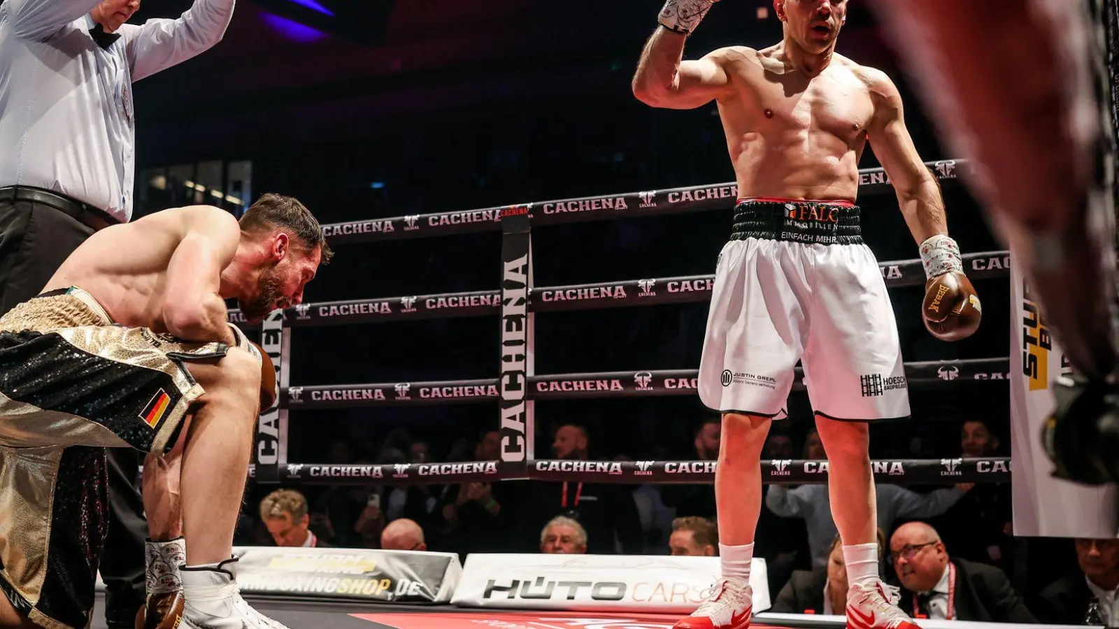 Boxer Felix Sturm (r) gelingt beim Comeback-Kampf ein Knockout (Foto: Christoph Schmidt/dpa)