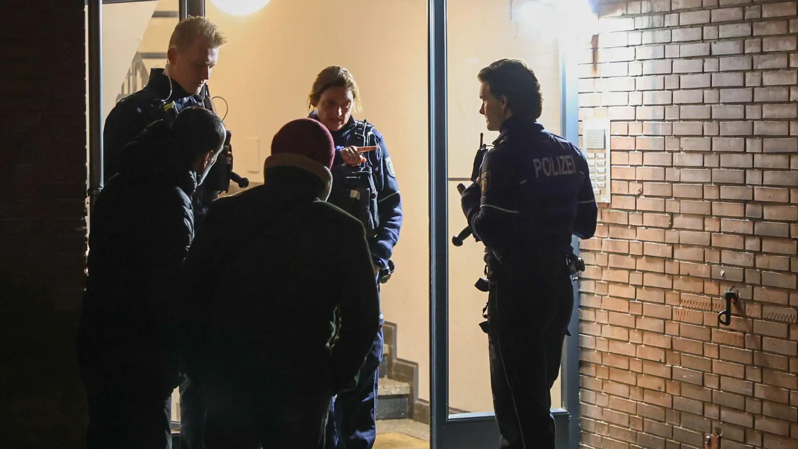 Die Polizei nahm den tatverdächtigen Jugendlichen noch vor Ort fest. (Foto: BlaulichtRheinlandNRW/dpa)