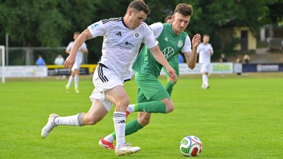 Mirko Puscher (in Weiß, hier gegen den Uffenheimer Marcel Scherer) erzielte gegen Hollenbach schon sein drittes Tor im Laufe der Vorbereitung für die SpVgg Ansbach. (Foto: Martin Rügner)