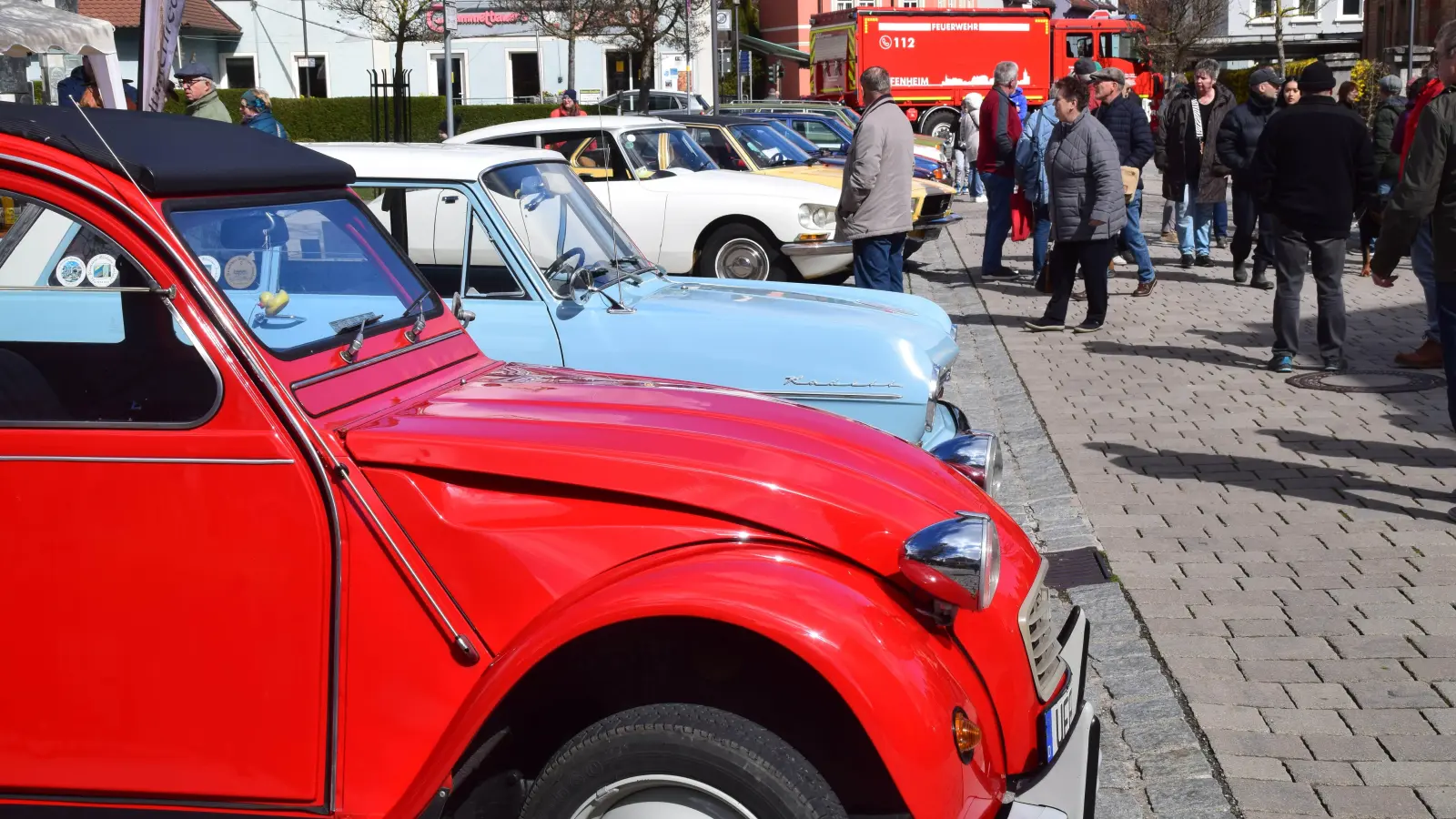 Die historischen Fahrzeuge wurden zum Publikumsmagnet vor der Stadthalle. (Foto: Gerhard Krämer)