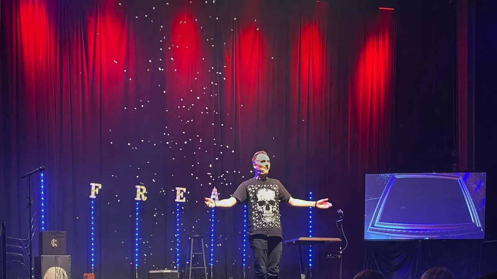 Der Magier Christopher Köhler zauberte während seiner Show Konfetti aus seinen Handflächen. (Foto: Larissa Haug)