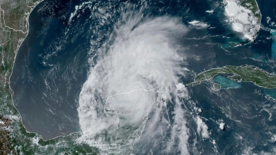 Im US-Bundesstaat Texas rechnen die Behörden mit gefährlichen Sturmfluten. (Foto: -/NOAA via AP/dpa)