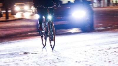 Ob mit Auto, Rad oder Bahn: Schneefall und Glätte sind keine Entschuldigung dafür, zu spät zur Arbeit zu erscheinen. (Foto: Christian Charisius/dpa/dpa-tmn)